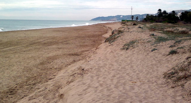 Vista en direcci Sitges de la zona de la platja de Central Mar de Gav Mar on hi ha hagut dues regressions consecutives de la platja i on els camps de vlei-platja han quedat al costat del mar (27 de Desembre de 2011)